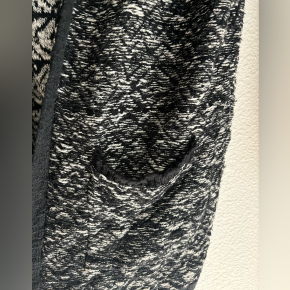 Women’s Long Sleeved Open Front Knit Cardigan - Picture 5 of 9